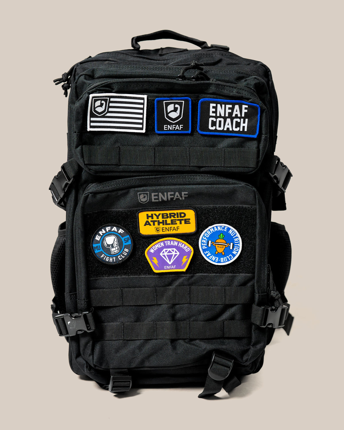 Mochila de gimnasio ENFAF Gear de 45 L en negro, vista frontal con parches