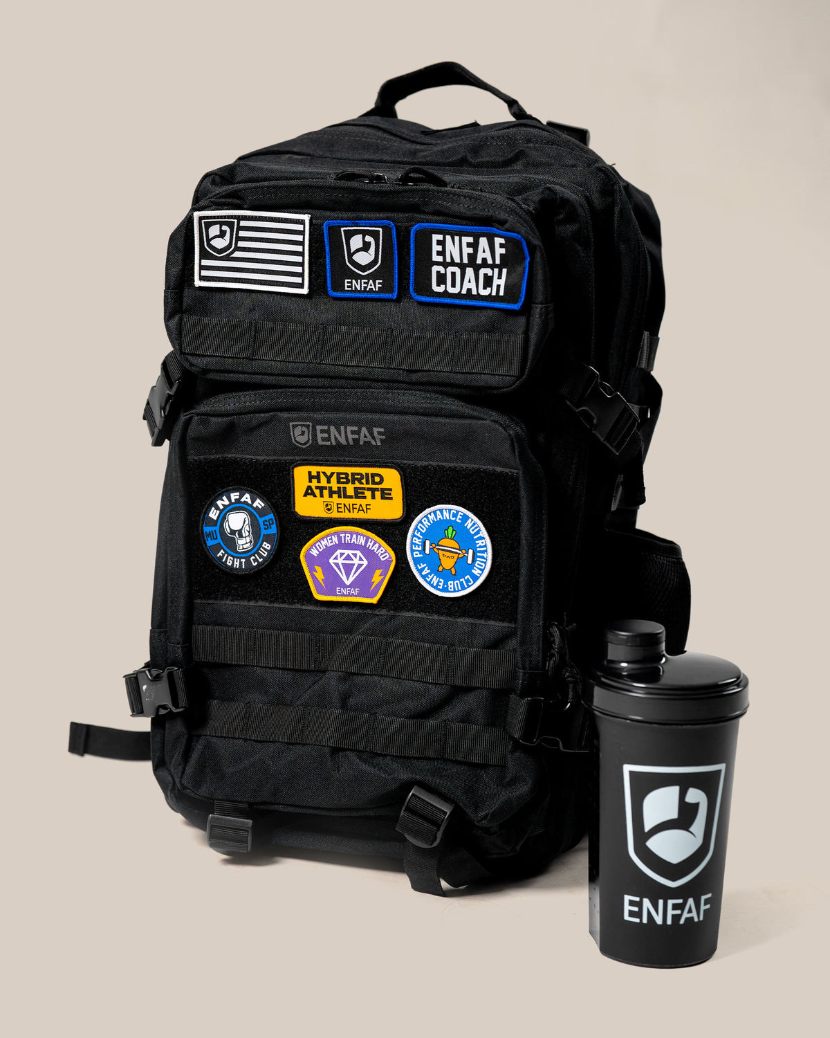 Mochila de gimnasio ENFAF Gear de 45 L en negro, vista junto a un shaker