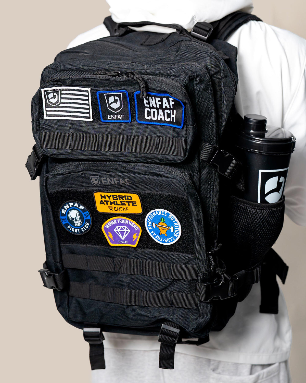 Persona llevando la mochila de gimnasio ENFAF Gear de 45 L en negro a la espalda