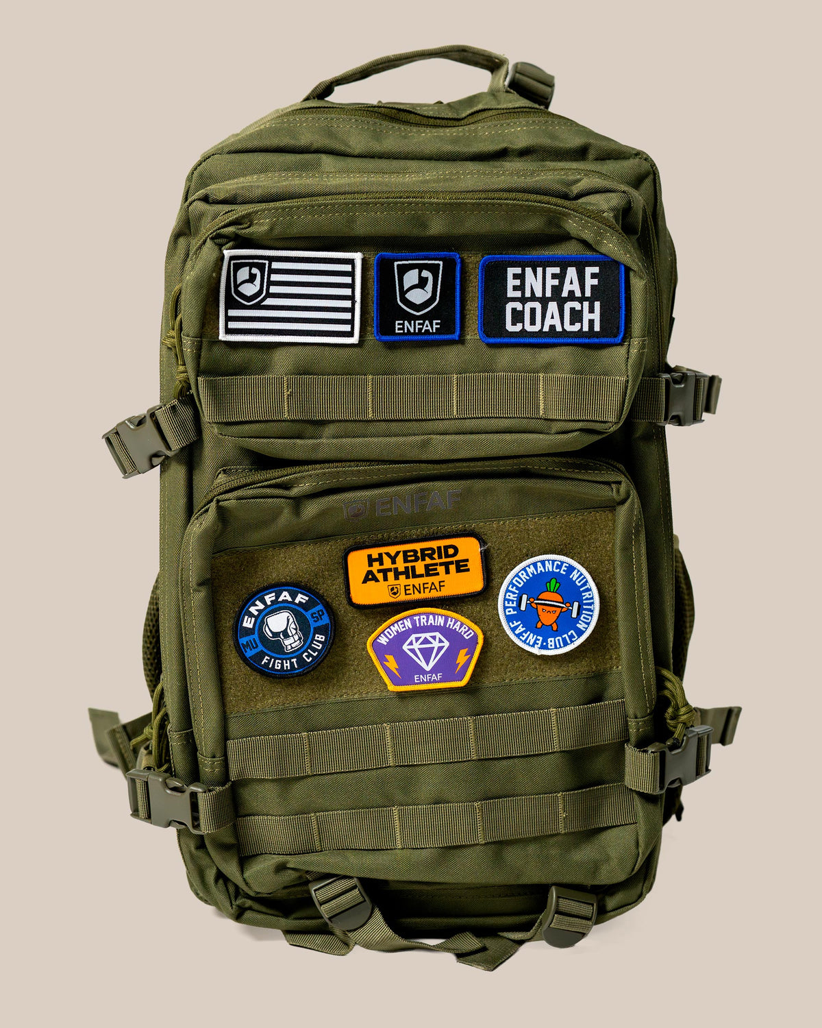 Mochila de gimnasio ENFAF Gear de 45 L en verde, vista frontal con parches