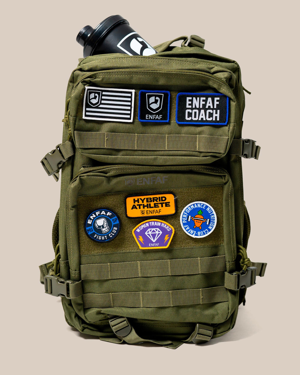 Mochila de gimnasio ENFAF Gear de 45 L en verde, vista frontal con un shaker