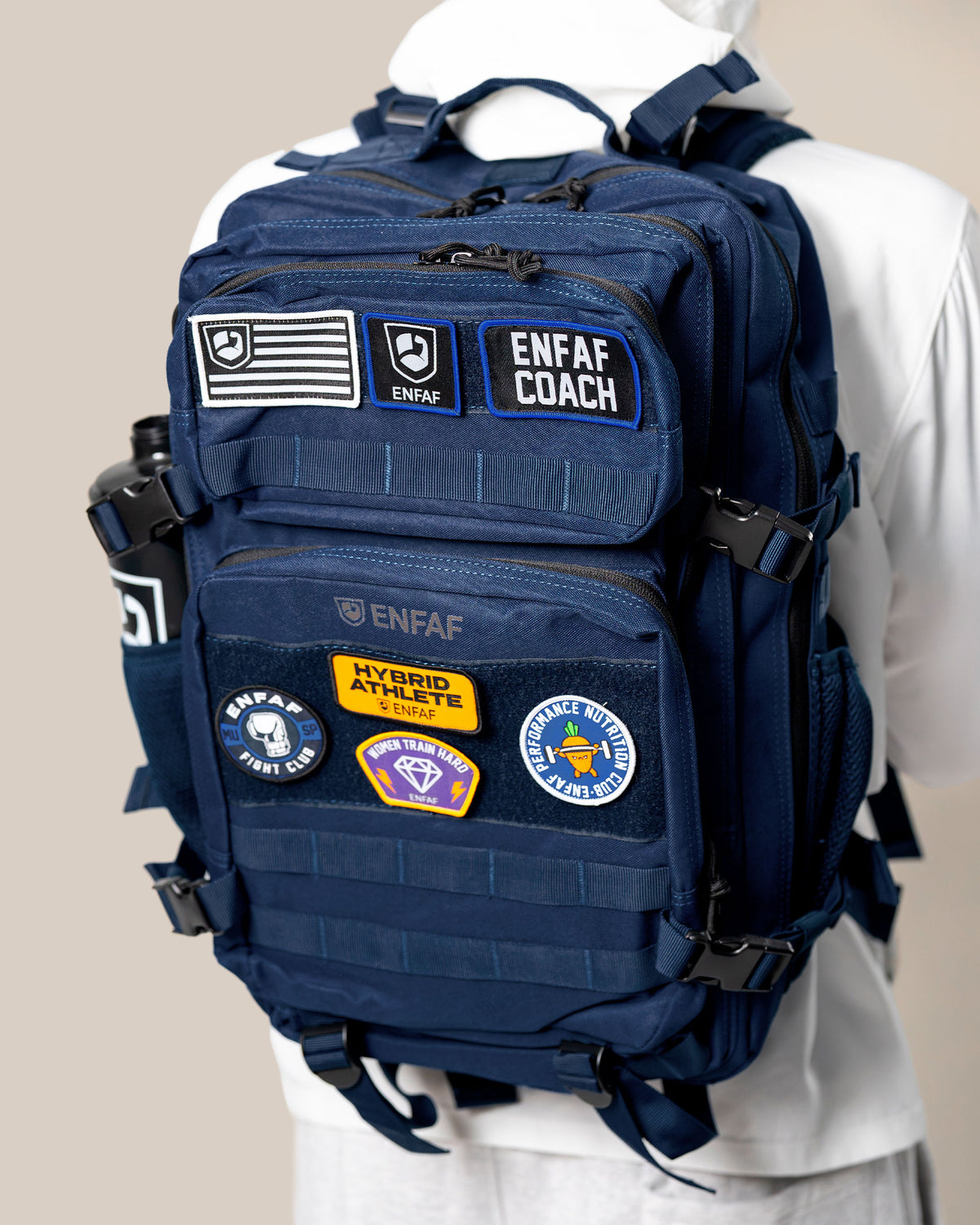 Persona llevando la mochila de gimnasio ENFAF Gear de 45 L en azul marino a la espalda