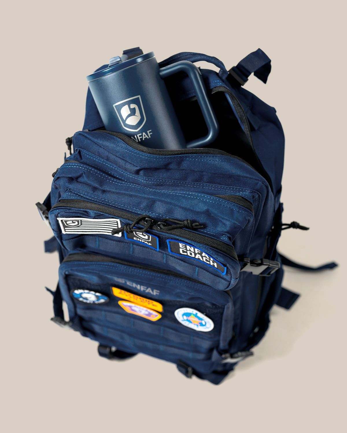 Mochila de gimnasio ENFAF Gear de 45 L en azul marino, detalle del compartimento abierto con un vaso térmico